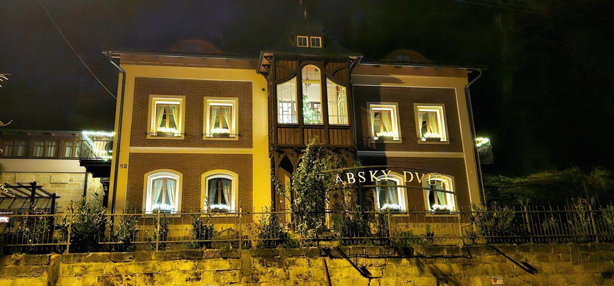 Апартаменты Labsky Dvur Хренско Экстерьер фото